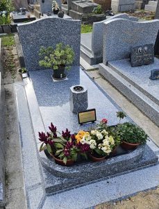 déposez des fleurs au cimetière